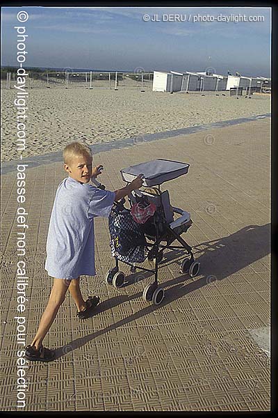 petit garon sur la digue - little boy on the dike